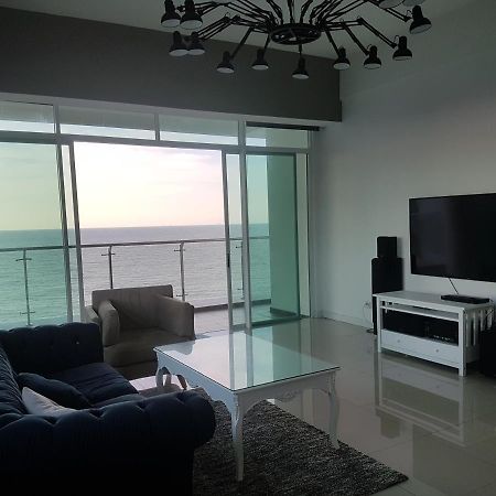 Bay Resort Condominium, 7, Beach-Front Sea View, 6-8 Pax Miri Exteriör bild