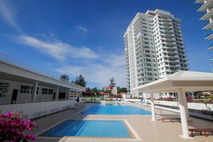 Bay Resort Condominium, 7, Beach-Front Sea View, 6-8 Pax Miri Exteriör bild