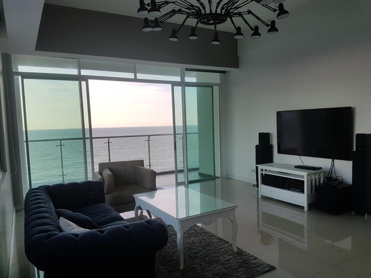 Bay Resort Condominium, 7, Beach-Front Sea View, 6-8 Pax Miri Exteriör bild